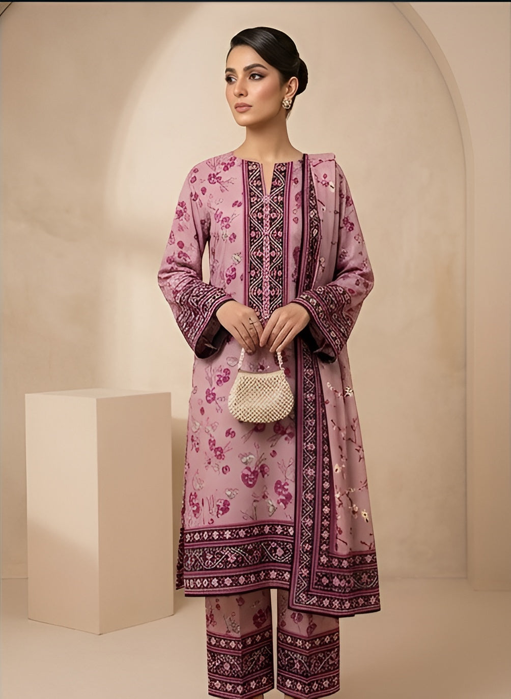 Soft Pink Elegance 💕delicate floral print ke sath bohat hi graceful aur premium